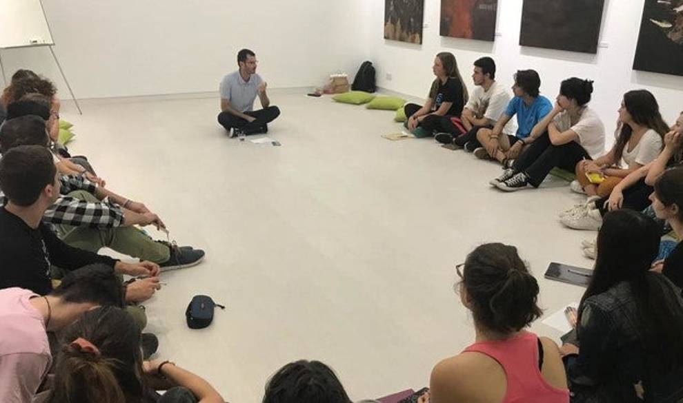 Los alumnos de la Akademia escuchando al profesor de hoy, Raúl Ravelo, que les ha preparado una clase intensa. $!Los alumnos de la Akademia escuchando al profesor de hoy, Raúl Ravelo, que les ha preparado una clase intensa.
