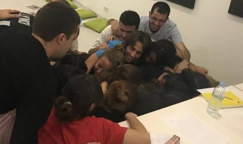 Los estudiantes de La Akademia durante un emotivo abrazo colectivo. $!Los estudiantes de La Akademia durante un emotivo abrazo colectivo.