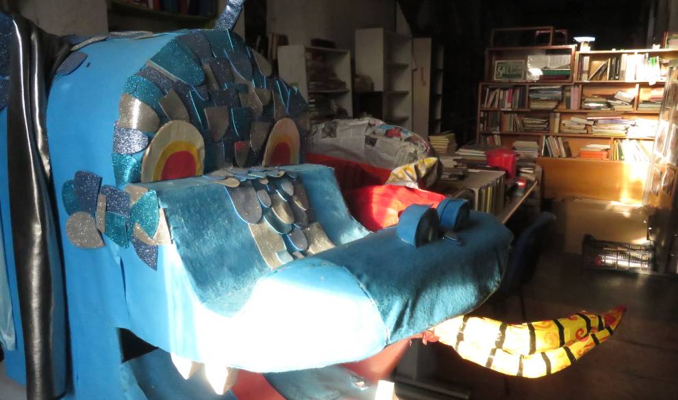 Un dragón de papel corona la biblioteca del centro social, que se encuentra en reformas. Autor: María de Castro. $!Un dragón de papel corona la biblioteca del centro social, que se encuentra en reformas. Autor: María de Castro.