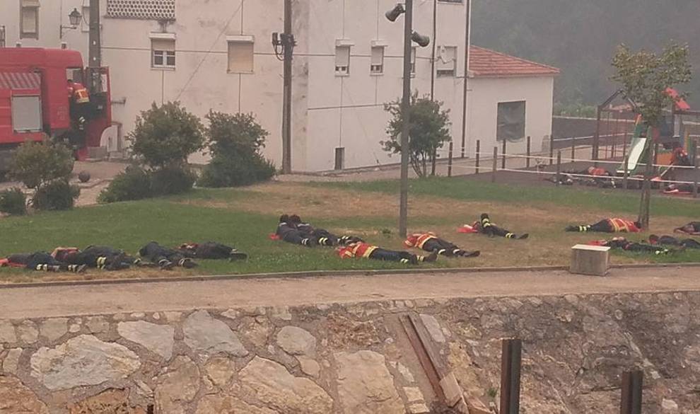 El merecido descanso de los héroes que luchan contra el fuego en Portugal $!El merecido descanso de los héroes que luchan contra el fuego en Portugal