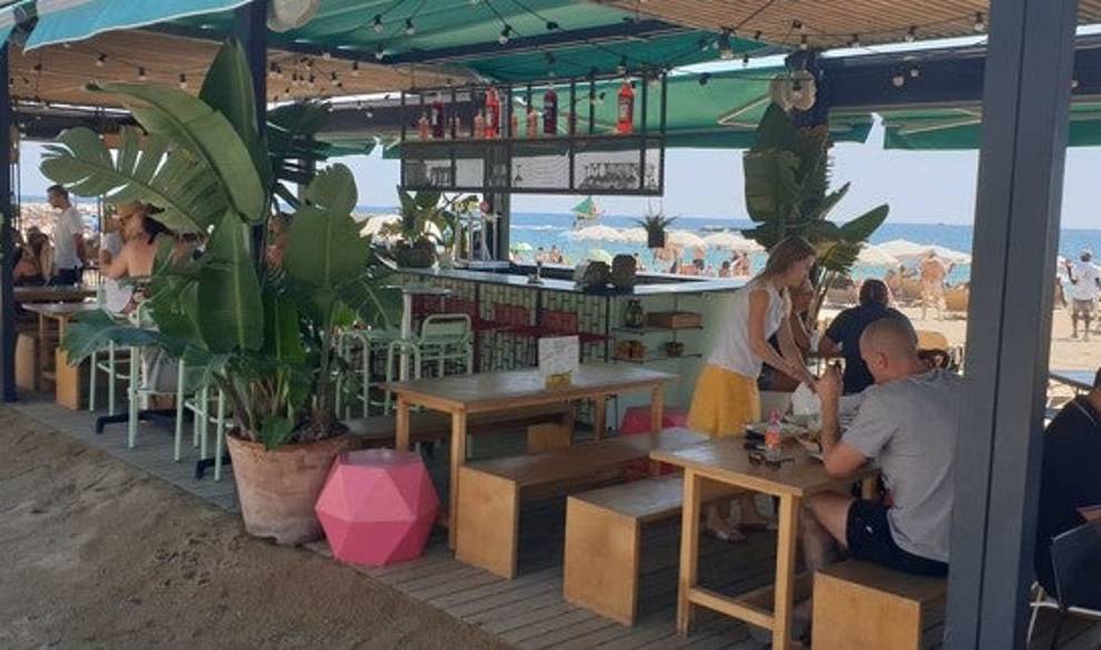 Vómito enterrado y acoso a camareras: damos mucho asco en los chiringuitos de playa $!Vómito enterrado y acoso a camareras: damos mucho asco en los chiringuitos de playa