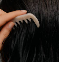 Caída estacional del cabello después de los 45: por qué se nota más y cómo frenarla con Olistic