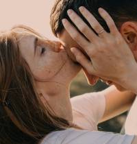 El beso en la frente tras una cita: ¿el presagio de una ruptura?