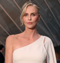 Charlize Theron sobre la boda de Jeff Bezos: “Un asco”