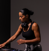 Brecha de género en las cabinas: las mujeres DJ pasan del 13% al 15% en tres años