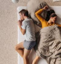 Por qué cada vez más parejas duermen separadas