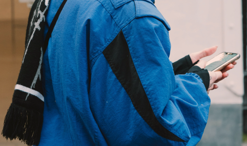 Una de cada tres adolescentes con pareja ha sufrido cibercontrol machista