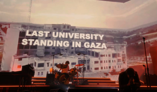 The Strokes conmociona Coachella con imágenes de los bombardeos en Gaza e Irán