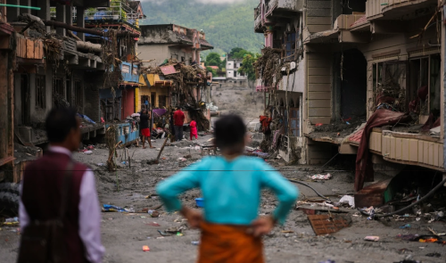 Las autoridades nepalíes cifran ya en 939 las víctimas mortales por el desastre de las inundaciones