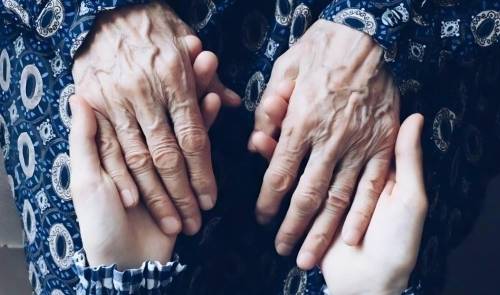 Visitar a tu abuela impulsa su esperanza de vida