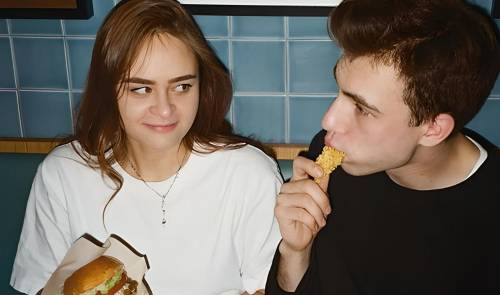 La razón científica de que te cuides menos cuando tienes pareja