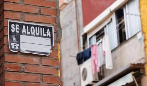 Cientos de pisos de alquiler anunciados en Barcelona eluden la reducción de precios