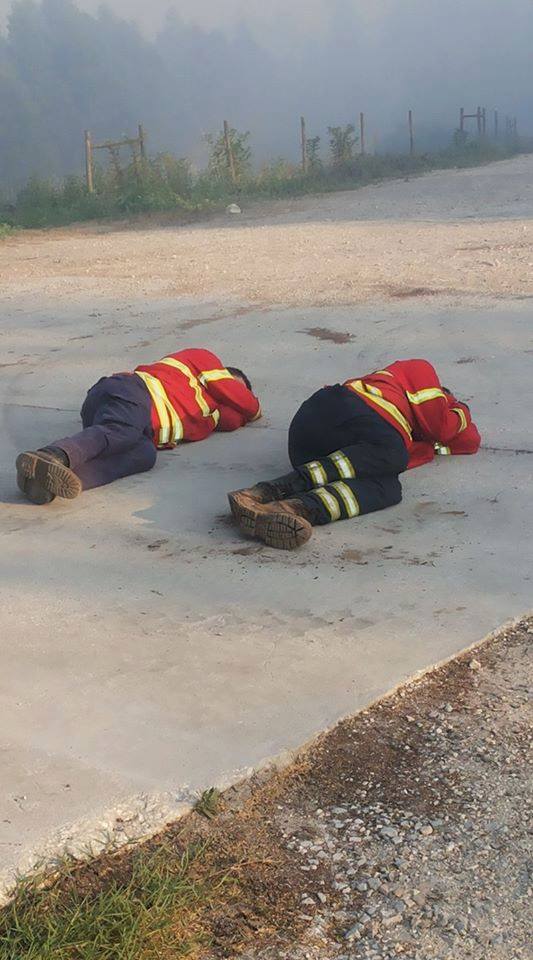El merecido descanso de los héroes que luchan contra el fuego en Portugal $!El merecido descanso de los héroes que luchan contra el fuego en Portugal