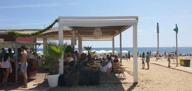 Vómito enterrado y acoso a camareras: damos mucho asco en los chiringuitos de playa $!Vómito enterrado y acoso a camareras: damos mucho asco en los chiringuitos de playa