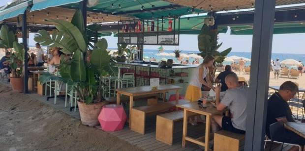 Vómito enterrado y acoso a camareras: damos mucho asco en los chiringuitos de playa $!Vómito enterrado y acoso a camareras: damos mucho asco en los chiringuitos de playa