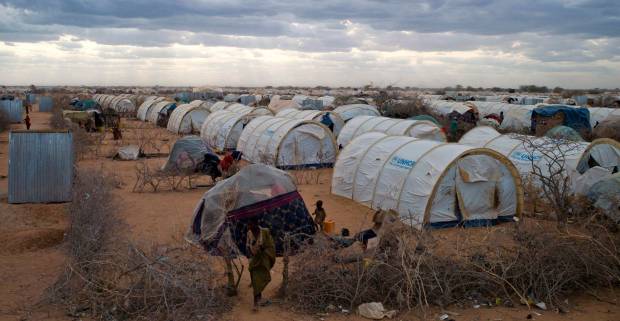 A general view shows the tented settlement near the Ifo 2 refugee camp in Dadaab, near the Kenya-Somalia border, August 29, 2011. Ifo 2, an extension to Dadaab camp, opened on July 14 after Kenya came under international pressure following the declaration of famine in Somalia last month. The Kenyan government opened Dadaab camp, designed for 90,000 refugees, in 1991 as a temporary solution to the civil war across the border. But 20 years on, it hosts 440,000 refugees with no end in sight to the conflict. REUTERS/Eduardo De Francisco (KENYA - Tags: SOCIETY ENVIRONMENT DISASTER TPX IMAGES OF THE DAY) $!A general view shows the tented settlement near the Ifo 2 refugee camp in Dadaab, near the Kenya-Somalia border, August 29, 2011. Ifo 2, an extension to Dadaab camp, opened on July 14 after Kenya came under international pressure following the declaration of famine in Somalia last month. The Kenyan government opened Dadaab camp, designed for 90,000 refugees, in 1991 as a temporary solution to the civil war across the border. But 20 years on, it hosts 440,000 refugees with no end in sight to the conflict. REUTERS/Eduardo De Francisco (KENYA - Tags: SOCIETY ENVIRONMENT DISASTER TPX IMAGES OF THE DAY)