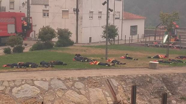 El merecido descanso de los héroes que luchan contra el fuego en Portugal $!El merecido descanso de los héroes que luchan contra el fuego en Portugal