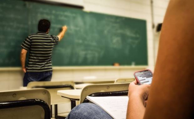 Francia prohibirá a los alumnos usar el móvil en el colegio por salud $!Francia prohibirá a los alumnos usar el móvil en el colegio por salud