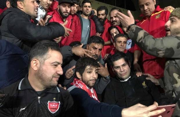 Las mujeres iraníes que se visten de hombres para poder ver un partido de fútbol $!Las mujeres iraníes que se visten de hombres para poder ver un partido de fútbol