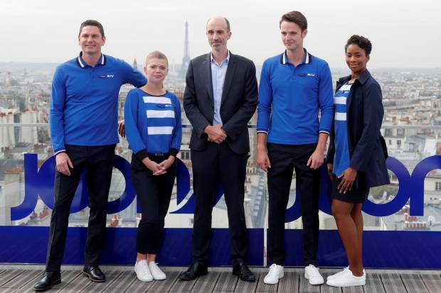 Joon's CEO Jean-Michel Mathieu (C) poses with models presenting Joon's uniforms during the launching of Joon, the new lower-cost airline subsidiary of Air France in Paris, France, September 25, 2017. REUTERS/Charles Platiau $!Joon's CEO Jean-Michel Mathieu (C) poses with models presenting Joon's uniforms during the launching of Joon, the new lower-cost airline subsidiary of Air France in Paris, France, September 25, 2017. REUTERS/Charles Platiau