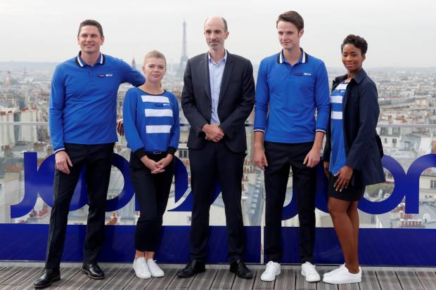 $!Joon's CEO Jean-Michel Mathieu (C) poses with models presenting Joon's uniforms during the launching of Joon, the new lower-cost airline subsidiary of Air France in Paris, France, September 25, 2017. REUTERS/Charles Platiau