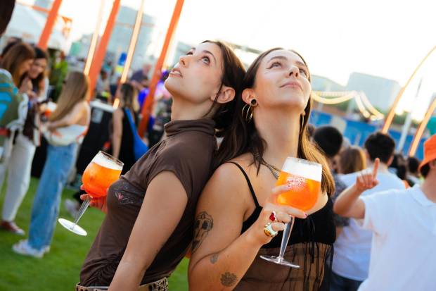Anillos, conciertos, amigos y spritz: todo lo que va a pasar en la Aperol Island of Joy $!Anillos, conciertos, amigos y spritz: todo lo que va a pasar en la Aperol Island of Joy