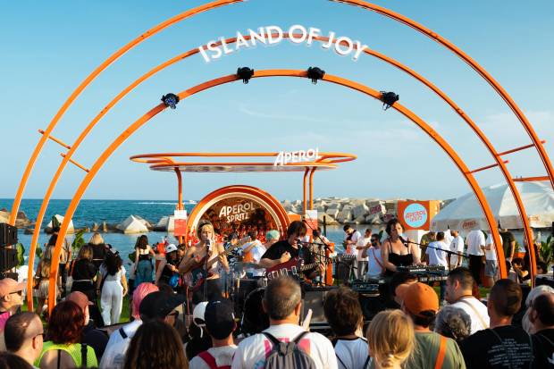 Anillos, conciertos, amigos y spritz: todo lo que va a pasar en la Aperol Island of Joy $!Anillos, conciertos, amigos y spritz: todo lo que va a pasar en la Aperol Island of Joy