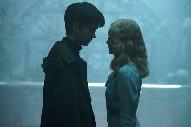 DF-05013 - Jake (Asa Butterfield) and Emma (Ella Purnell) grow close in the extraordinary world of MISS PEREGRINE’S HOME FOR PECULIAR CHILDREN. Photo Credit: Jay Maidment. $!DF-05013 - Jake (Asa Butterfield) and Emma (Ella Purnell) grow close in the extraordinary world of MISS PEREGRINE’S HOME FOR PECULIAR CHILDREN. Photo Credit: Jay Maidment.