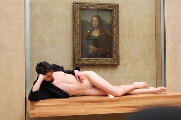El artista Adrián Pino se desnuda delante de la Mona Lisa en el Louvre $!El artista Adrián Pino se desnuda delante de la Mona Lisa en el Louvre