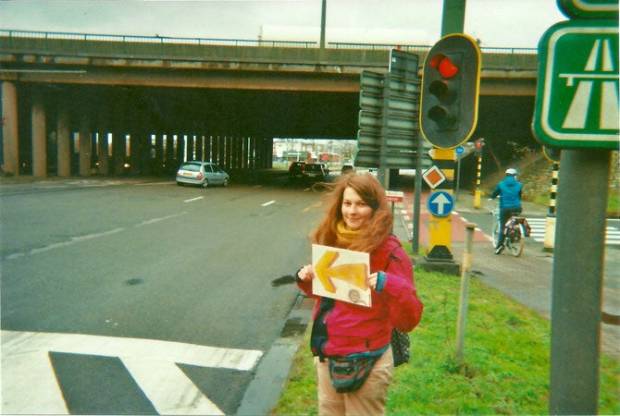 $!Elisa, quien sostiene un cartel en la imagen, viaja en autostop pra ahorrar costes e interactuar con la gente. Fotografía: www.revolutionontheroad.com