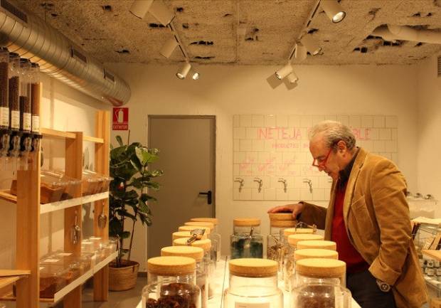 Un cliente observa las setas disecadas del establecimiento $!Un cliente observa las setas disecadas del establecimiento