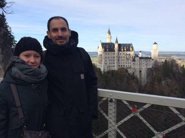 Samuel Ayet con su pareja en el castillo de Neuschwanstein cerca de Munich. $!Samuel Ayet con su pareja en el castillo de Neuschwanstein cerca de Munich.