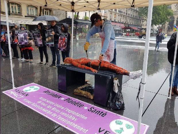 Montan una macabra 'barbacoa humana' para denunciar el consumo de carne $!Montan una macabra 'barbacoa humana' para denunciar el consumo de carne