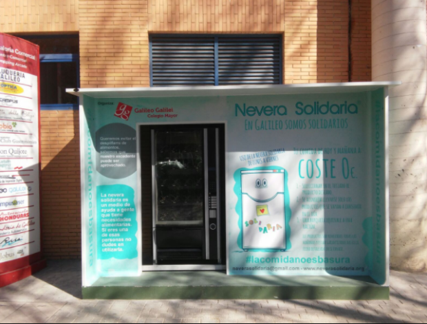 Londres instala una 'nevera solidaria' para evitar el desperdicio de comida $!Londres instala una 'nevera solidaria' para evitar el desperdicio de comida