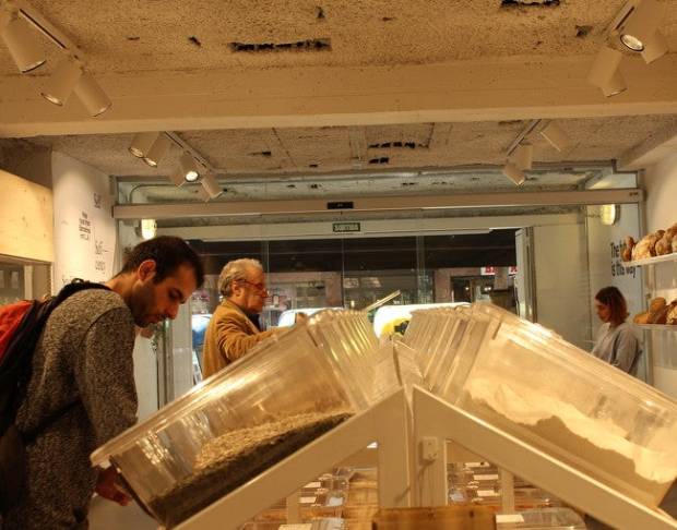 Unos clientes compran legumbres y frutos secos en Yes Future $!Unos clientes compran legumbres y frutos secos en Yes Future