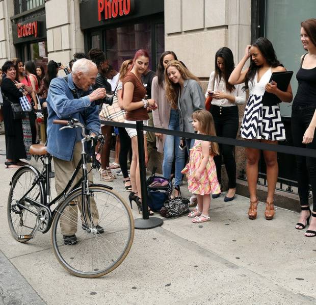 Bill Cunningham fotografiando la moda callejera. $!Bill Cunningham fotografiando la moda callejera.