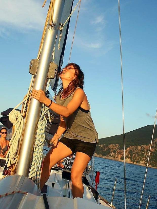 $!Estos jóvenes se cansaron de pagar el alquiler y ahora viven en un barco