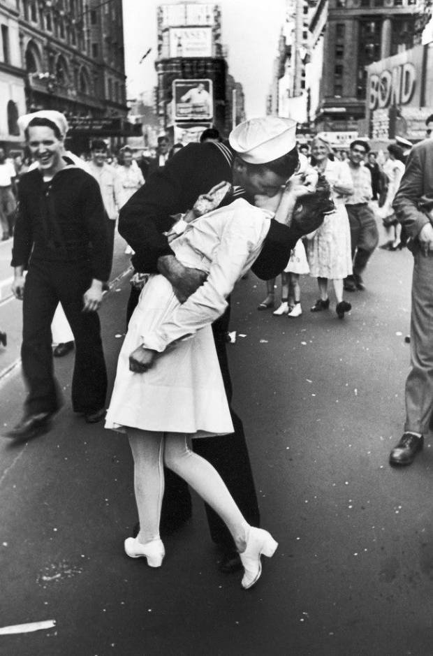 El icónico beso del marinero y la enfermera no es romántico, es una agresión sexual $!El icónico beso del marinero y la enfermera no es romántico, es una agresión sexual
