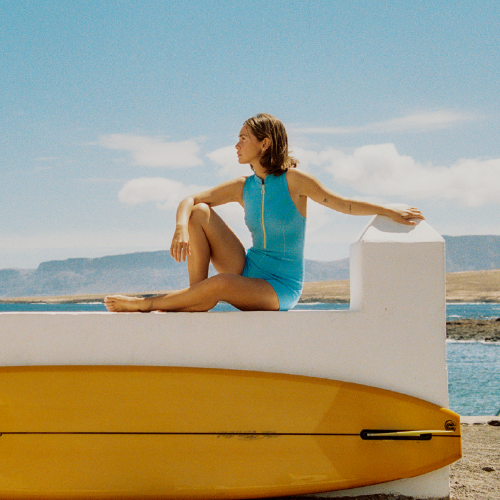 Carlota Weber X Cantê, una colección que nace entre olas, atardeceres dorados y el espíritu libre de las surf girls eternas