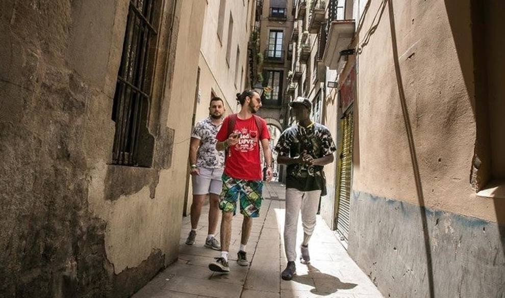 Acosados por el narcotráfico y asfixiados por el turismo: el insoportable día a día de los vecinos del Gòtic $!Acosados por el narcotráfico y asfixiados por el turismo: el insoportable día a día de los vecinos del Gòtic