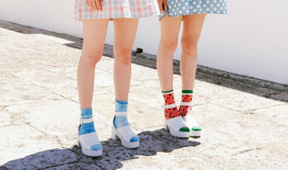 Sandalias con calcetines: la tendencia antiestética (y antitérmica) de este invierno