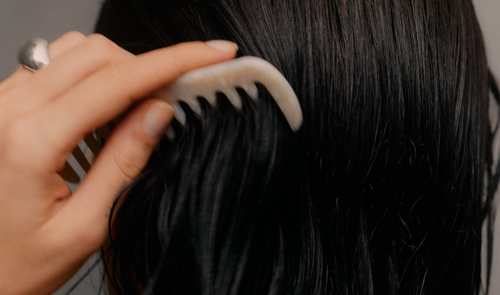 Caída estacional del cabello después de los 45: por qué se nota más y cómo frenarla con Olistic