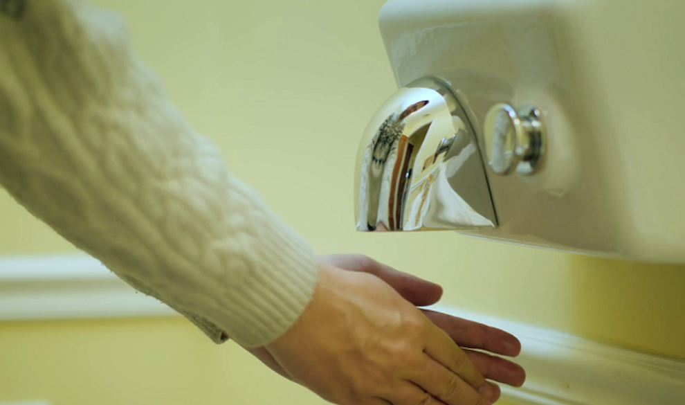 Por qué deberías dejar de usar los secadores de manos públicos