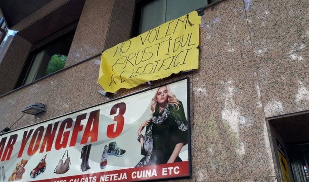 El infierno de vivir puerta con puerta con un prostíbulo asiático en Barcelona $!El infierno de vivir puerta con puerta con un prostíbulo asiático en Barcelona