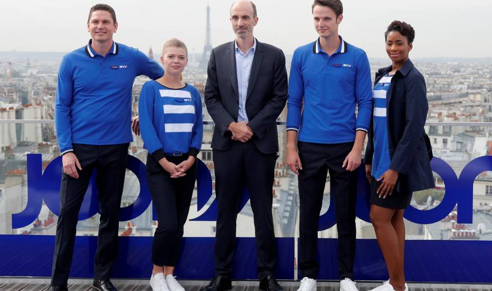 Joon's CEO Jean-Michel Mathieu (C) poses with models presenting Joon's uniforms during the launching of Joon, the new lower-cost airline subsidiary of Air France in Paris, France, September 25, 2017. REUTERS/Charles Platiau $!Joon's CEO Jean-Michel Mathieu (C) poses with models presenting Joon's uniforms during the launching of Joon, the new lower-cost airline subsidiary of Air France in Paris, France, September 25, 2017. REUTERS/Charles Platiau
