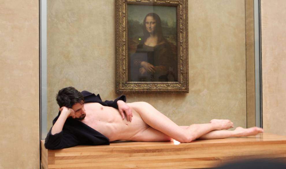 El artista Adrián Pino se desnuda delante de la Mona Lisa en el Louvre $!El artista Adrián Pino se desnuda delante de la Mona Lisa en el Louvre