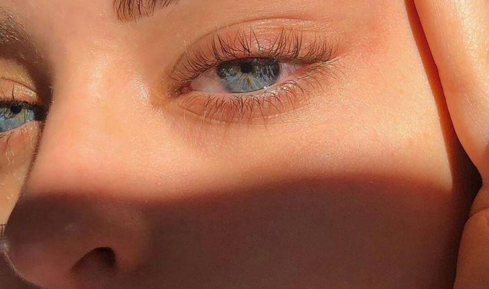Cambiarse el color de los ojos: la operación estética viral que puede tener graves consecuencias