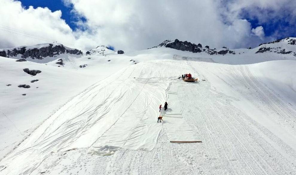 La sorprendente solución contra el derretimiento de los glaciares: taparlos con lonas de plástico