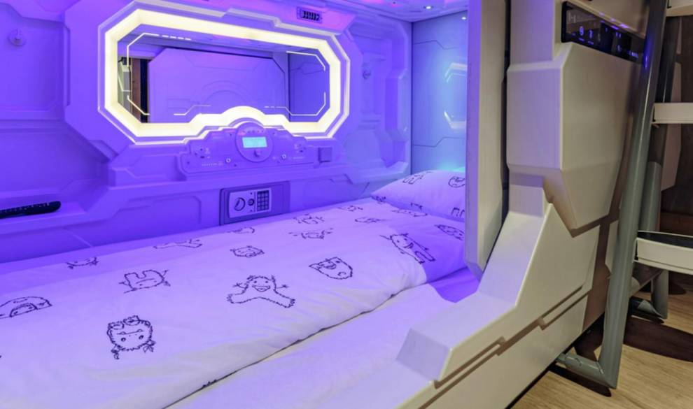 Dormir en una cápsula futurista: el hotel que está revolucionando Liubliana