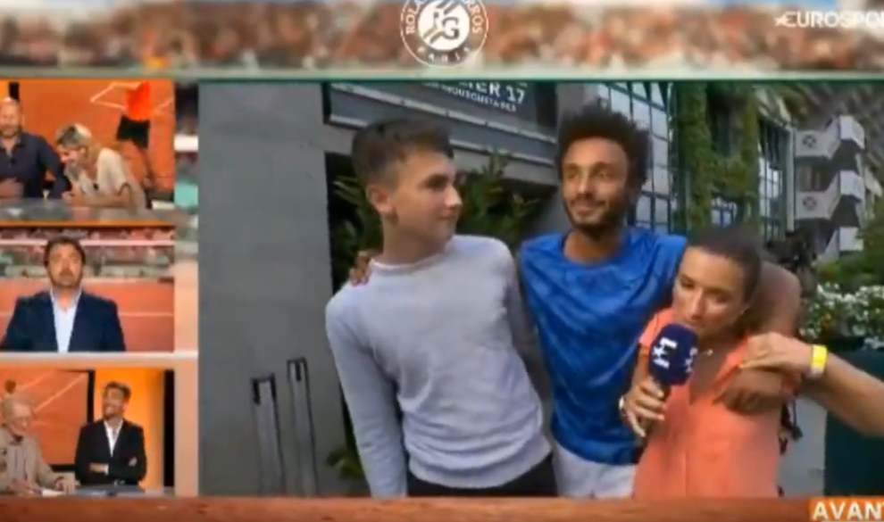 $!Expulsan al tenista Maxime Hamou del Roland Garros por acosar a una periodista en directo